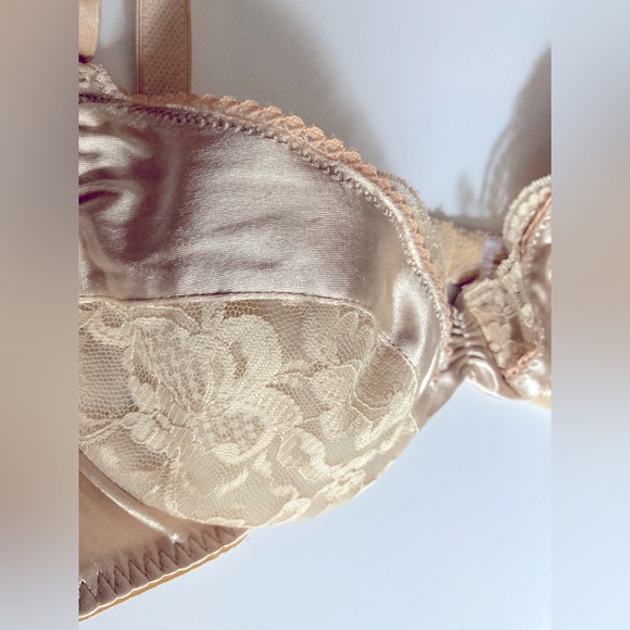 Vintage Lace and Satin Nude and Gold Bra Size XS/S - Picture 3 of 4